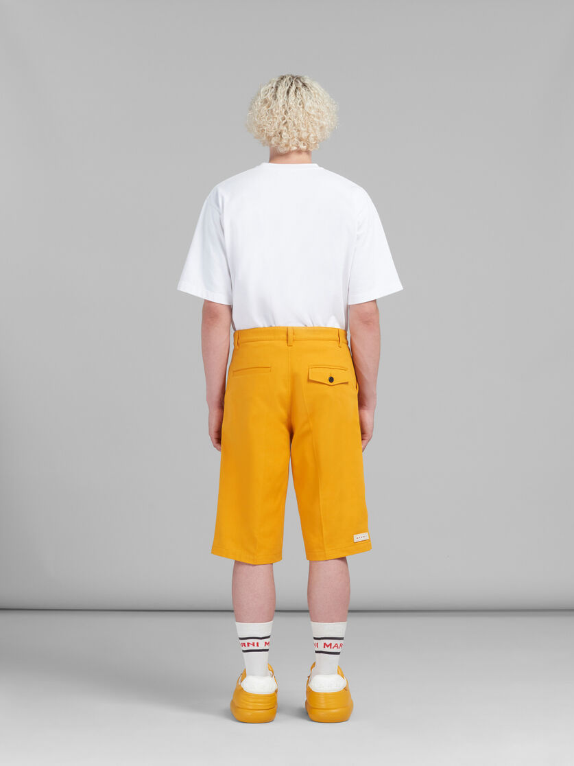 Short Bermuda en gabardine orange - Pantalons - Image 3