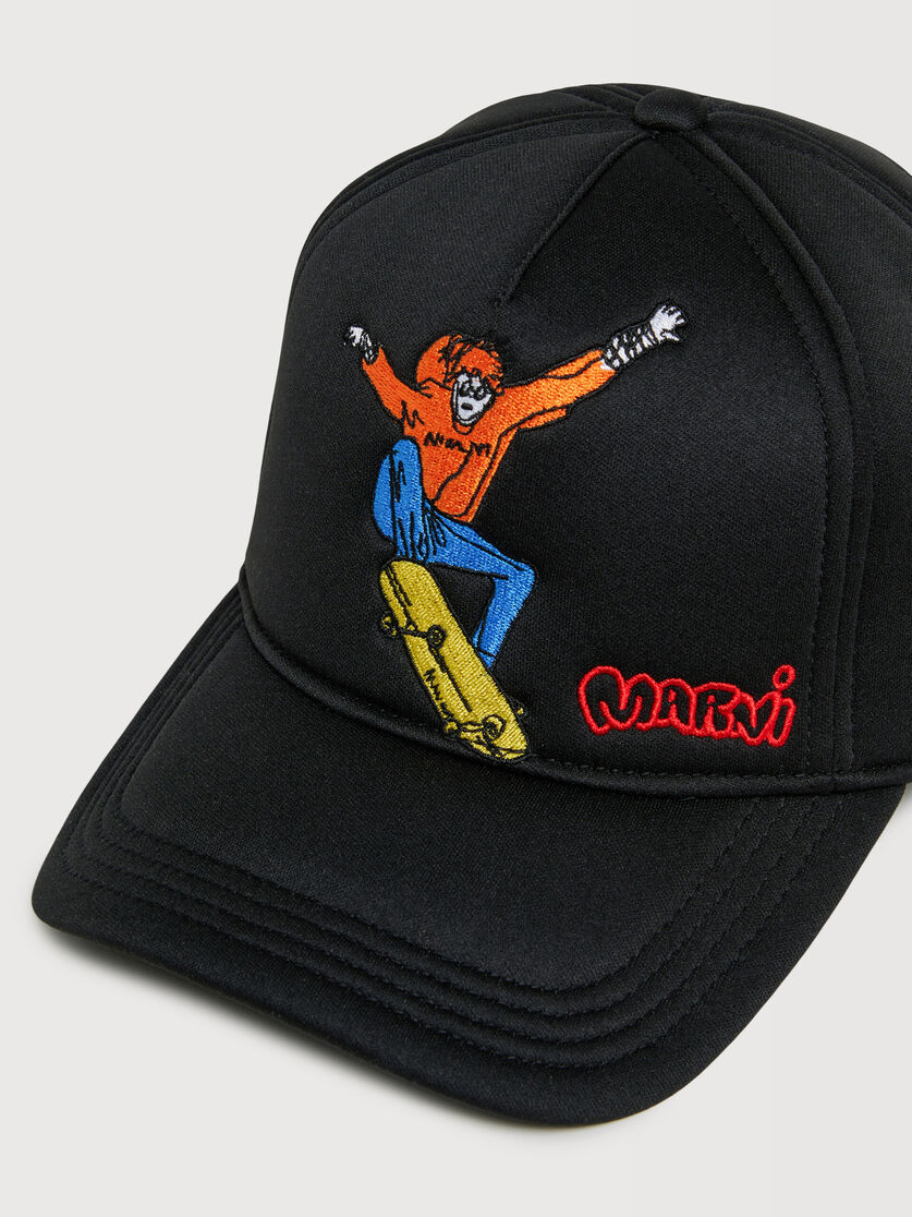Black baseball cap with embroidered skater, Image 3