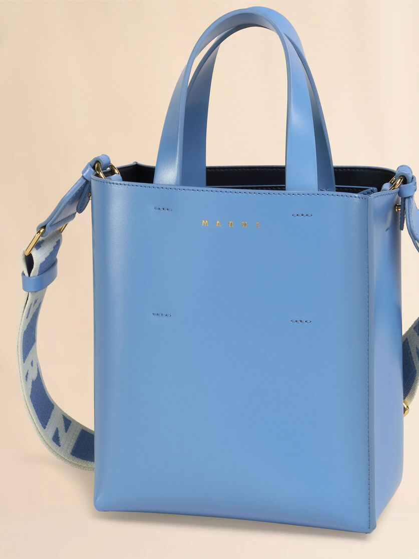 Mini-sac Museo en cuir bleu clair - Sacs cabas - Image 4