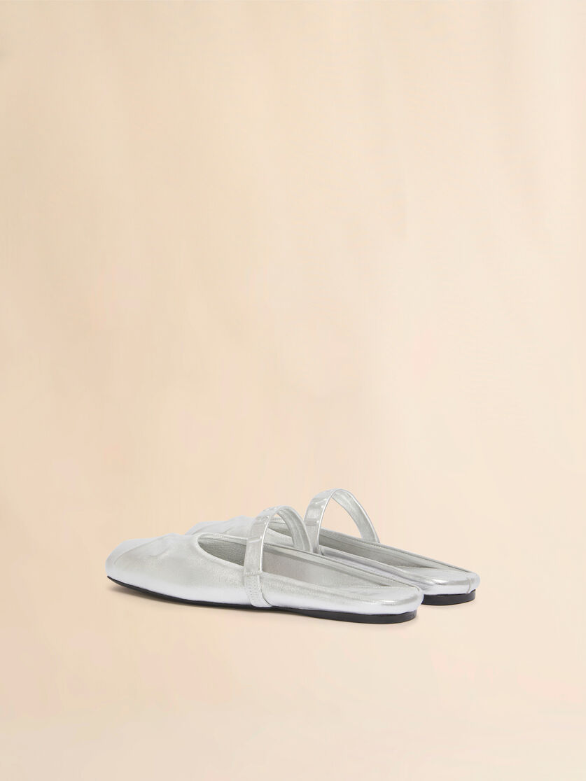 Ballerina Sabot Little Bow aus silberfarbenem Leder - Holzschuhe - Image 3