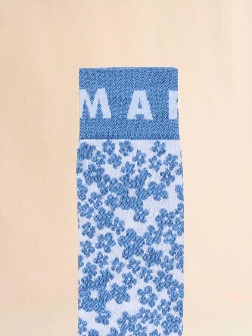 Hellblaue Socken aus Baumwolle mit Blumenintarsie - Socken - Image 3