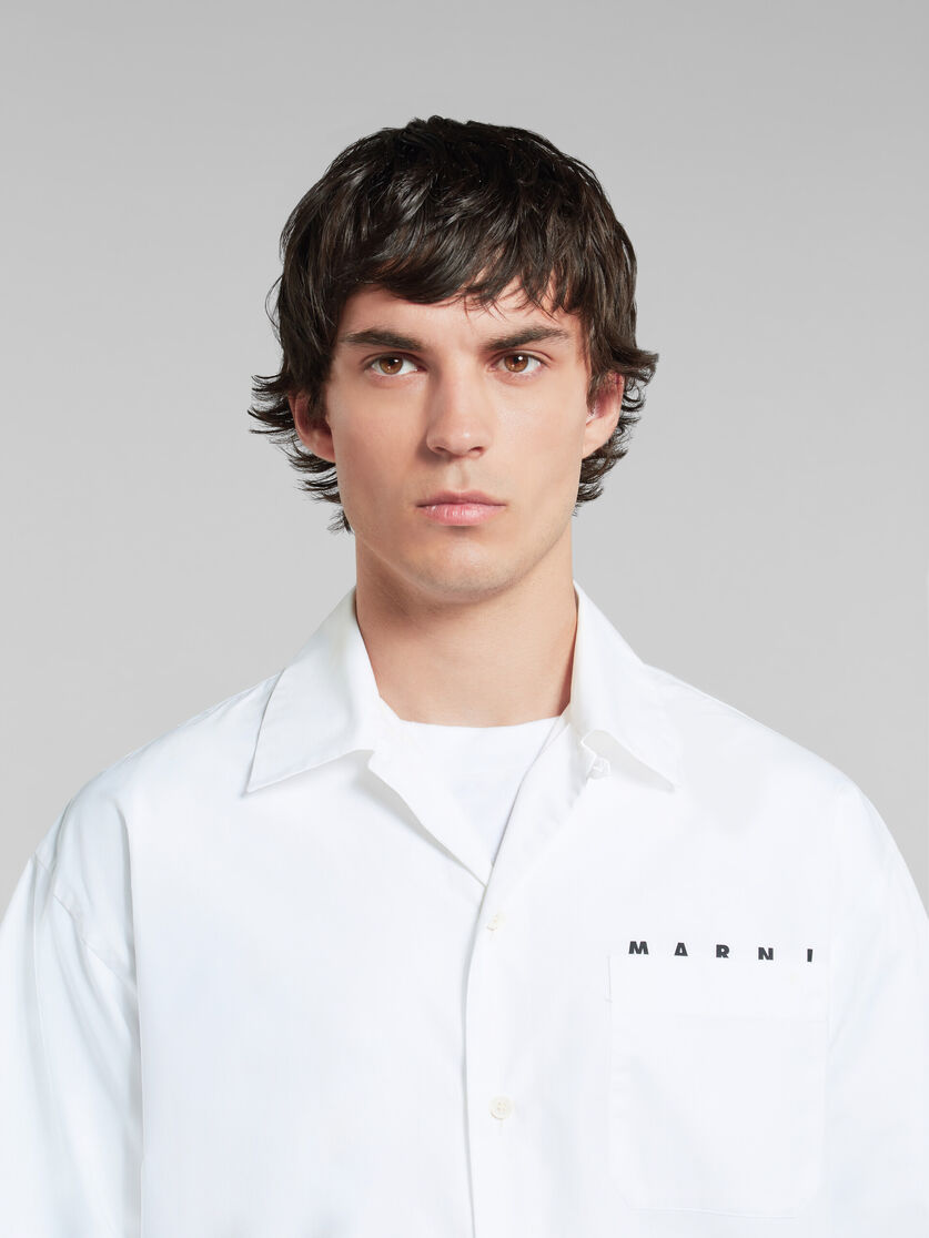 Chemise de bowling en popeline biologique blanche avec logo dissimulé - Chemises - Image 4