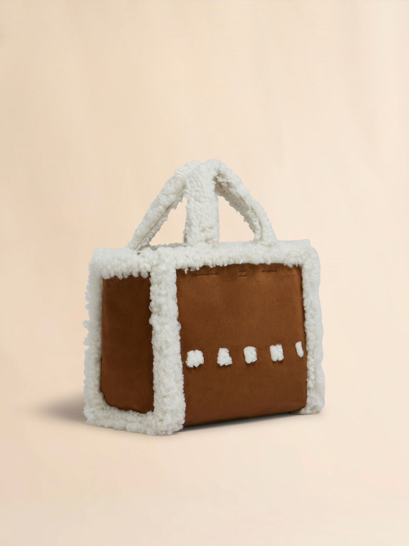Sac à main en daim marron avec bord en shearling blanc - Sacs cabas - Image 5