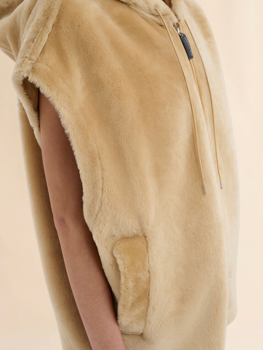 Gilet con cappuccio in shearling rasato marrone - Gilet - Image 5