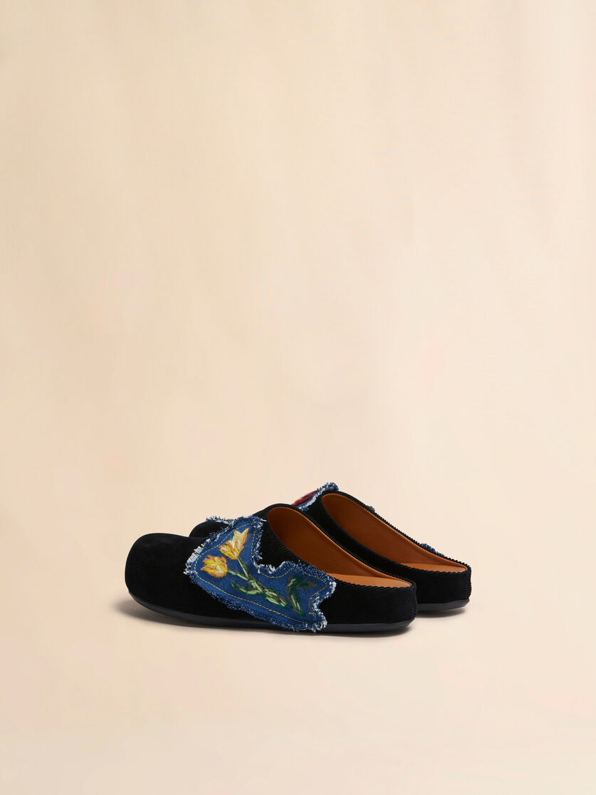 Schwarze Fussbett-Pantoletten aus Kord mit Denim-Applikationen - Sandalen - Image 3