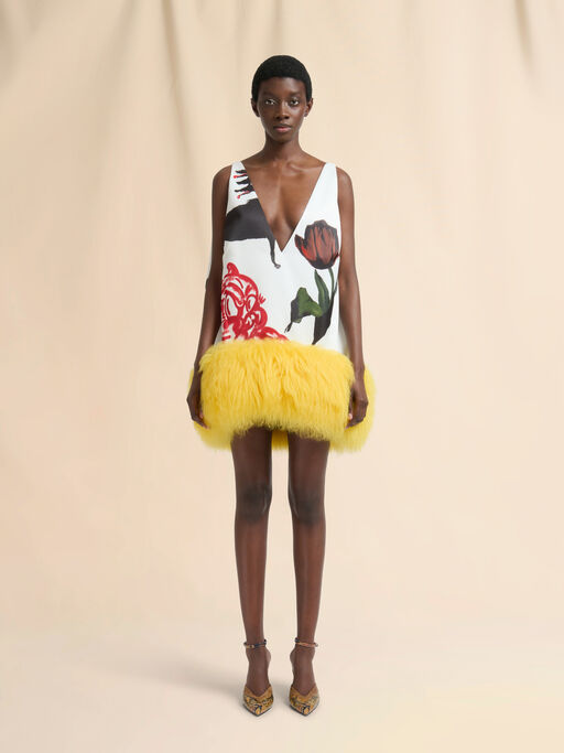 Weißes Minikleid aus Satin mit Pelzbesatz - Kleider