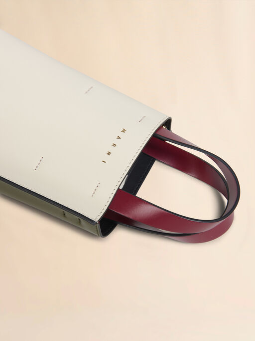 ホワイト、グリーン、レッド レザー製 Museoナノバッグ - ショッピングバッグ