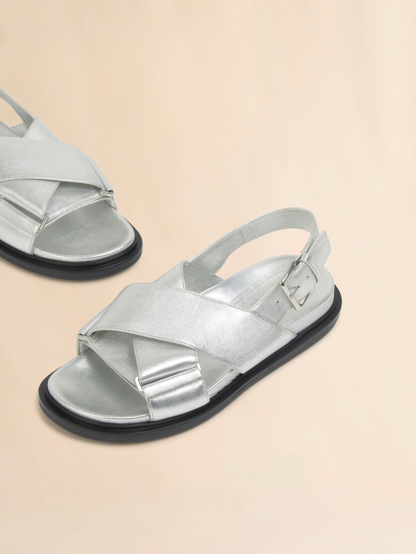 Silberfarbenes Leder-Fussbett - Sandalen - Image 5