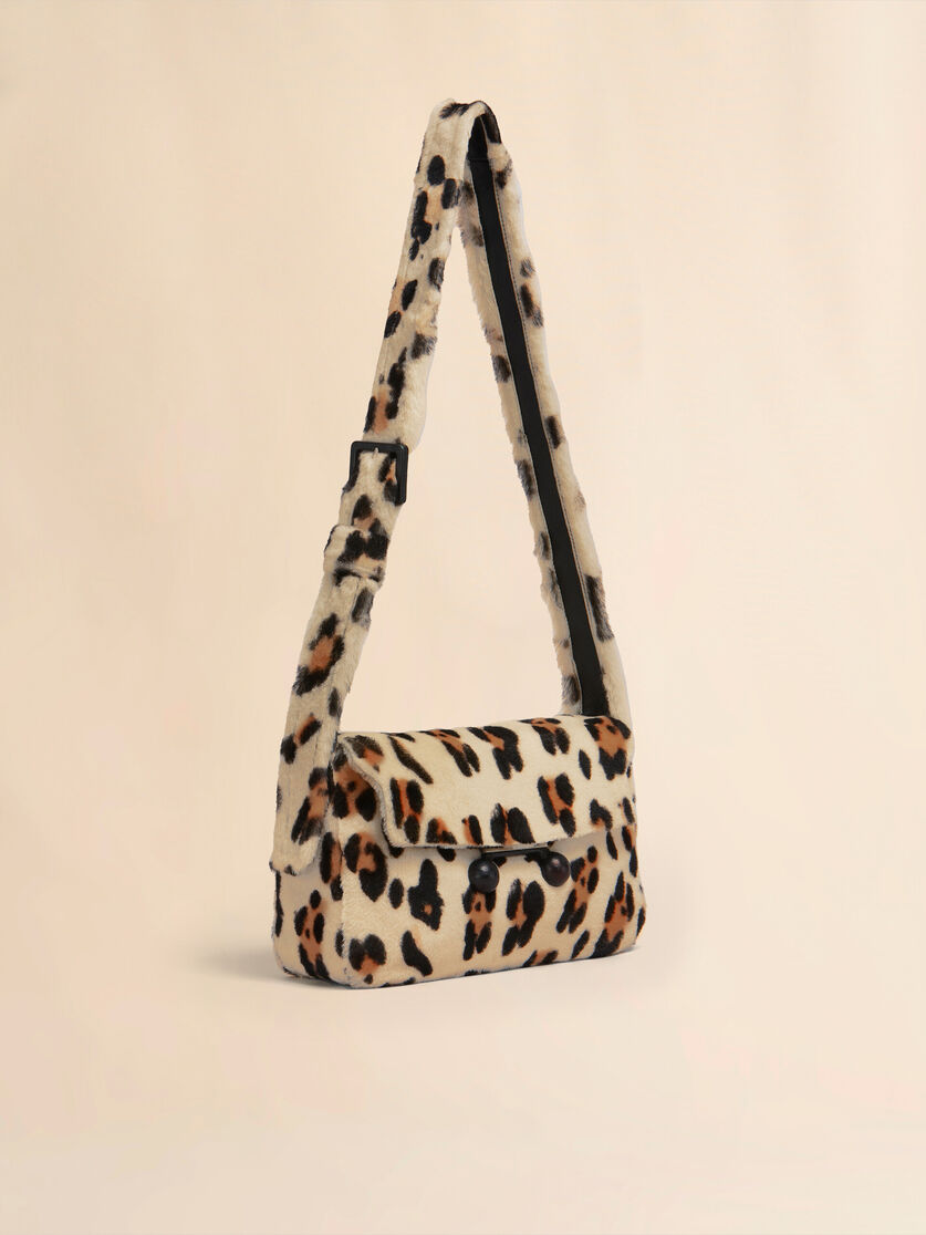 Mittelgroße Trunkaroo Soft Schultertasche aus Shearling mit Animal-Print - Schultertaschen - Image 5