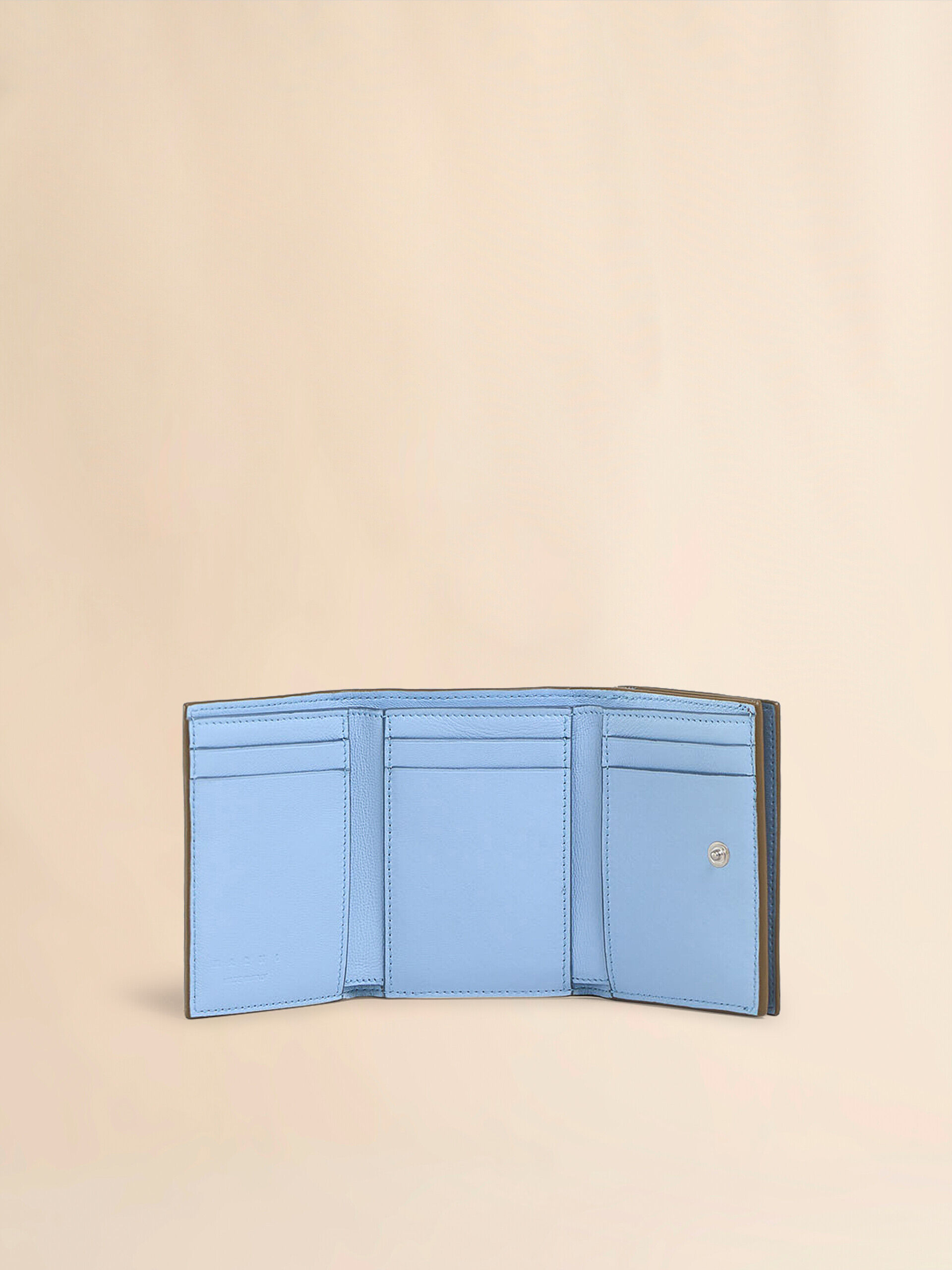 色彩センスが光る*Marni* レザー製 Envelope 三つ折りウォレット ベージュ レザー製三つ折りウォレット、マルニシンボルロゴ入り