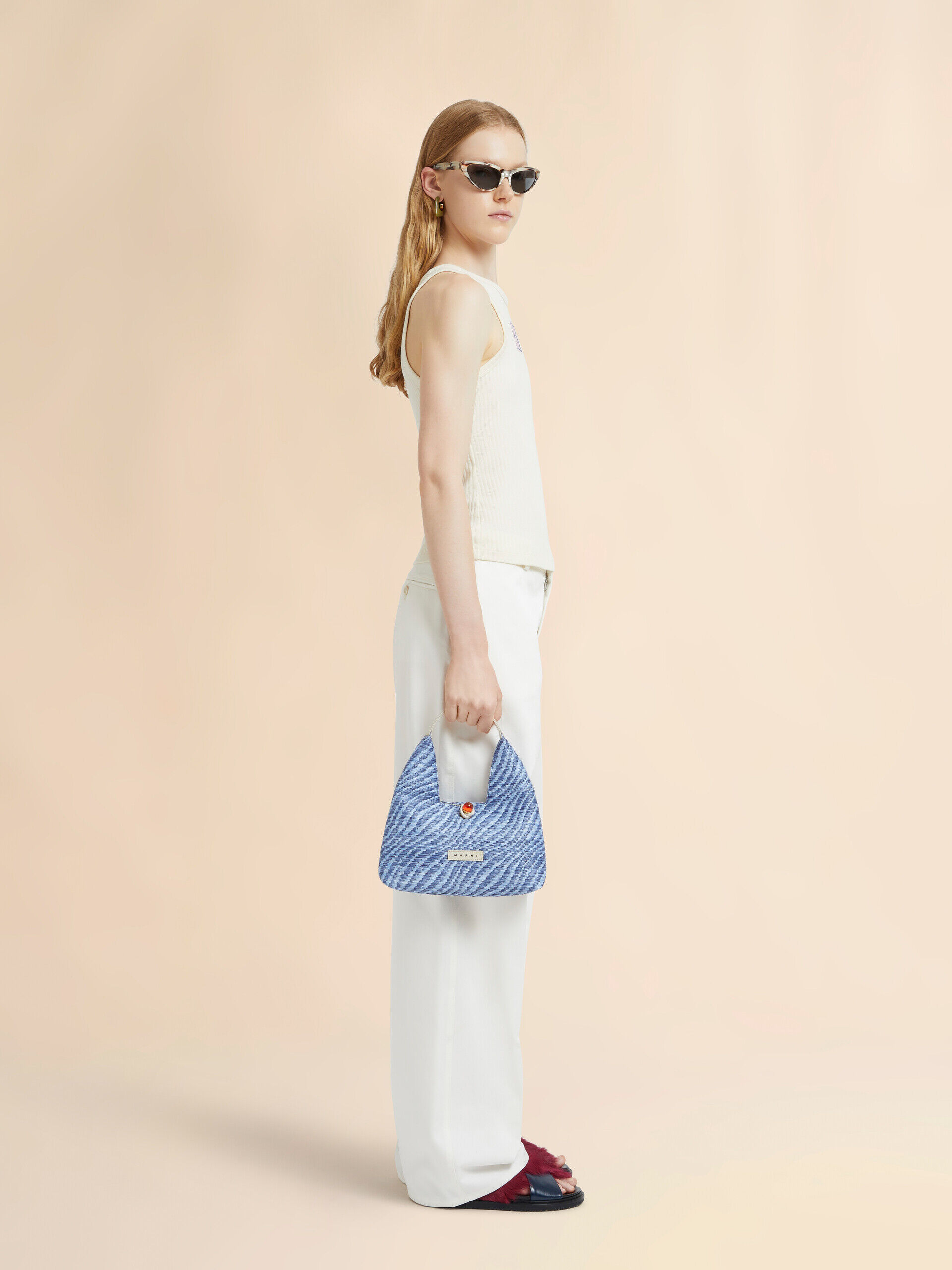 ブルー 波模様のラフィアエフェクト Trapeze ミニトップハンドルバッグ