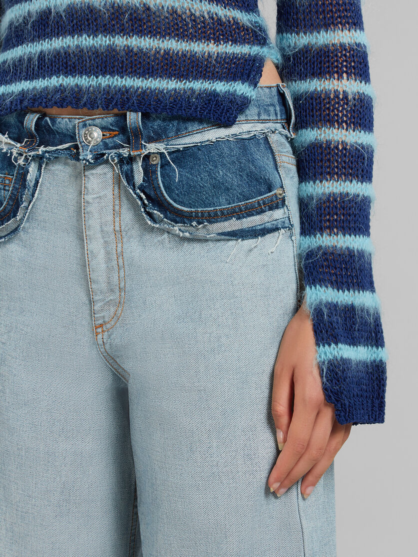 Pantalón de denim azul de corte carrot con costuras internas a la vista - Pantalones - Image 4