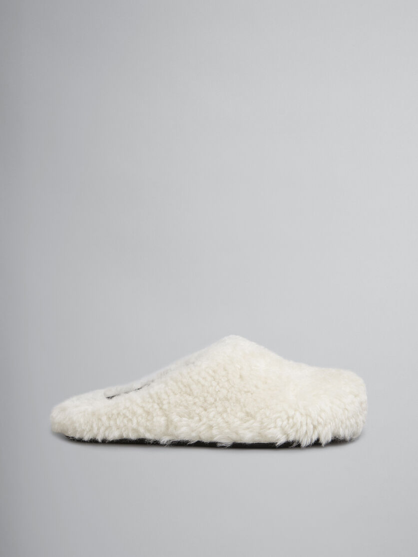 Weiße, gekräuselte Schafsfell-Fußbett-Pantolette - Holzschuhe - Image 1