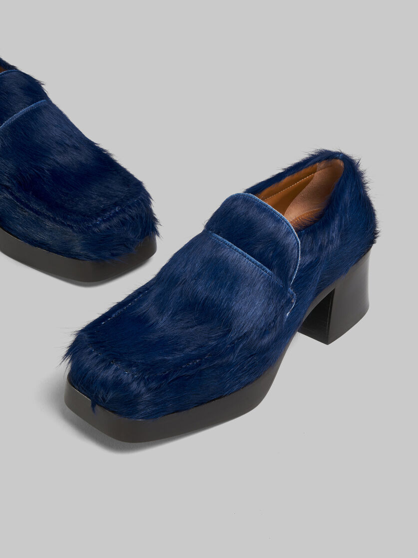 Dark blue long hair calfskin heeled loafer - Pumps - Image 5