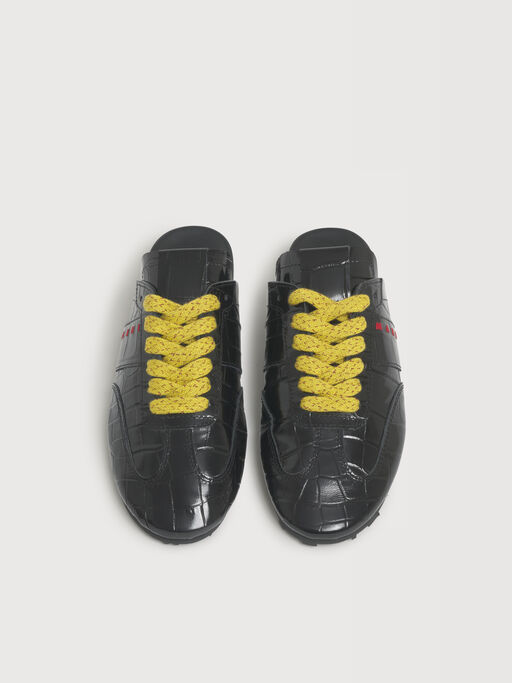 Sabot Softy Soccer aus schwarzem Leder mit Krokodilpr&auml;gung - Sneakers