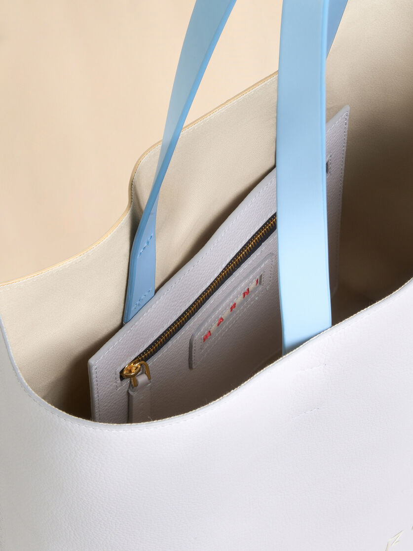 Große Tote Bag Museo Soft aus weißem und beigefarbenem Leder mit Marni Symbol Stickerei - Shopper - Image 3