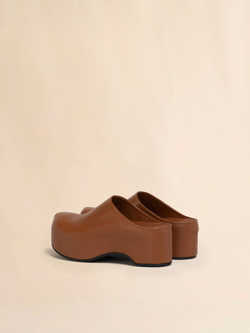 Massive Clogs aus braunem Leder - Sandalen