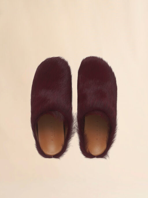 Rote Fußbett-Pantoletten aus Langhaar-Kalbsleder - Holzschuhe