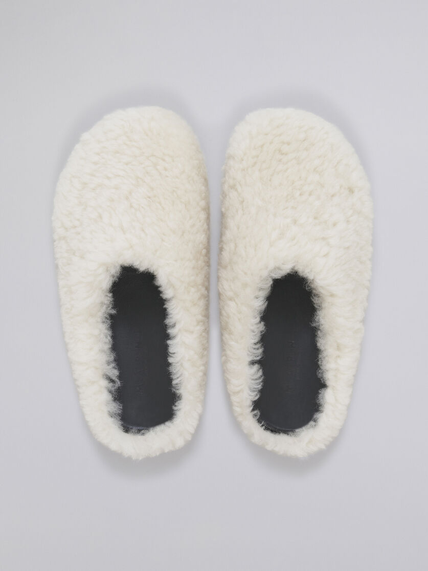 Weiße, gekräuselte Schafsfell-Fußbett-Pantolette - Holzschuhe - Image 4
