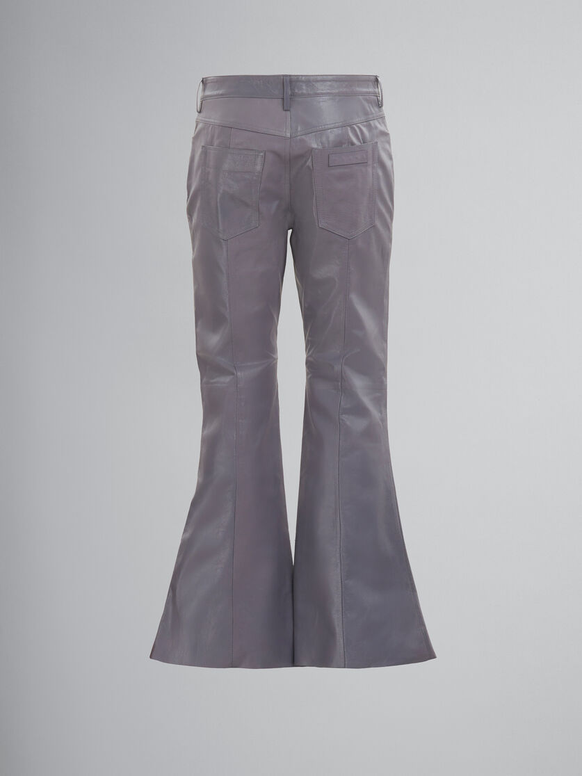 Pantalon évasé en cuir brillant gris - Pantalons - Image 2