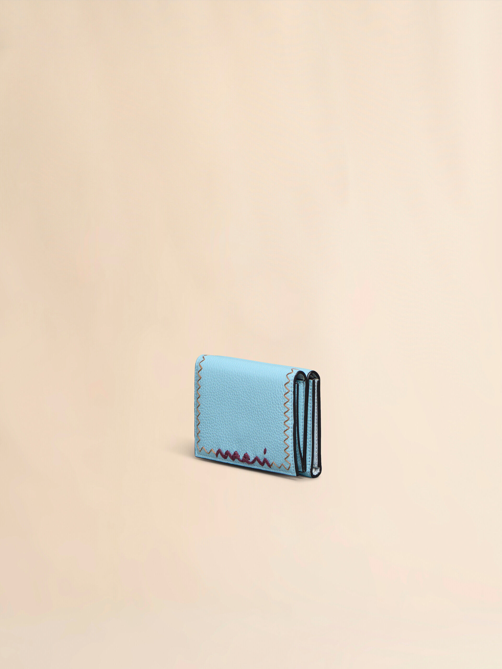 遊び心と上質感 *Marni*レザー製 三つ折りウォレット*刺繍が光る アイボリー レザー製三つ折りウォレット、マルニシンボル刺繍