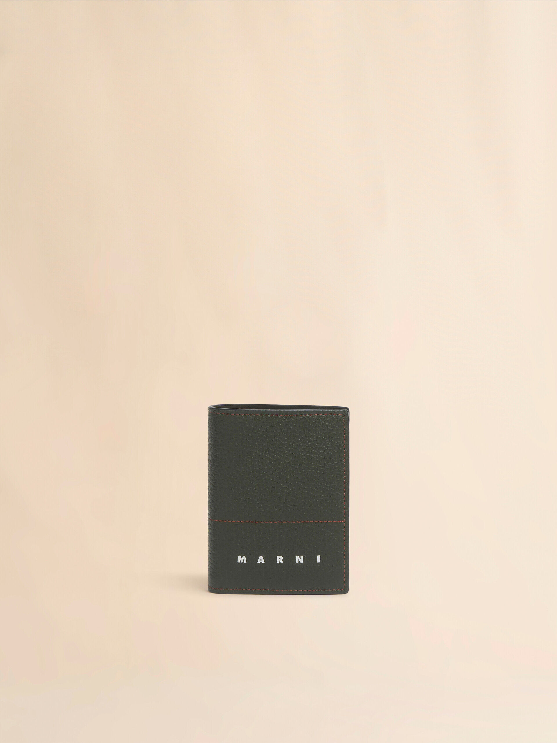 オリーブの色彩が印象的【MARNI】三つ折りレザー キーウォレット ライトピンク、ホワイト＆グレー サフィアーノレザー製三つ折り