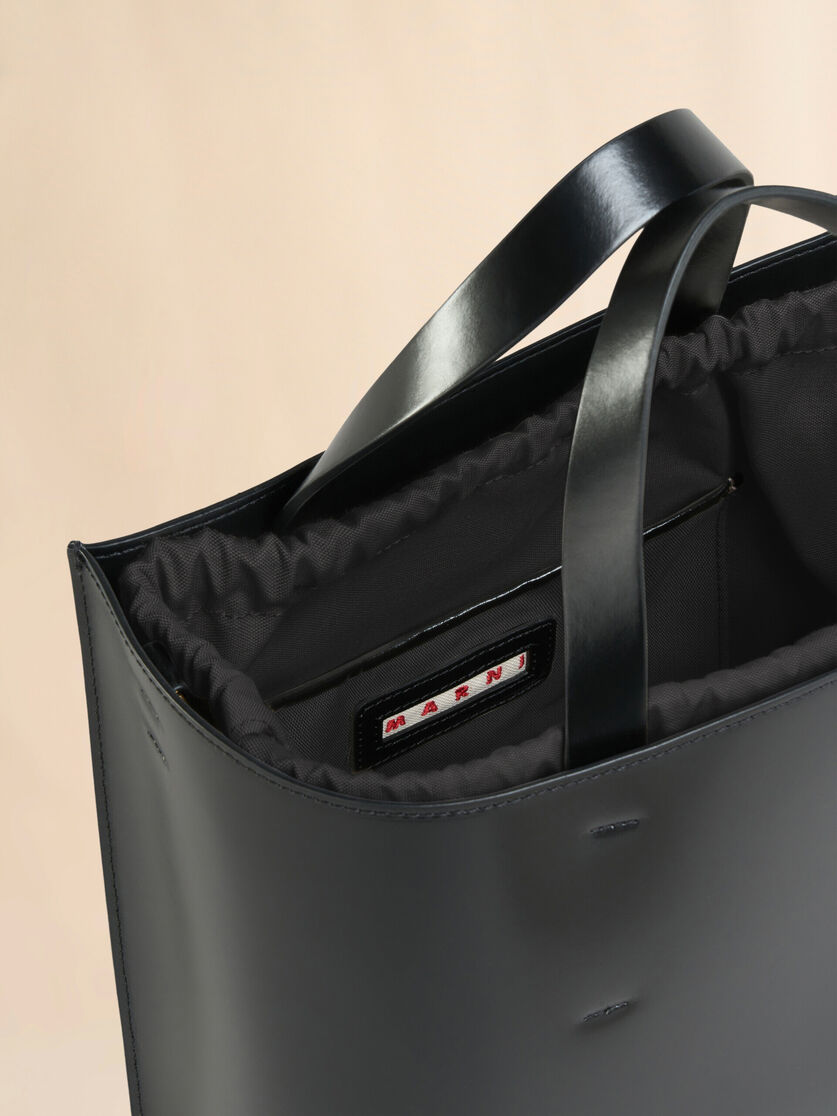 Mini-Tasche Museo aus hellblauem Leder - Shopper - Image 2