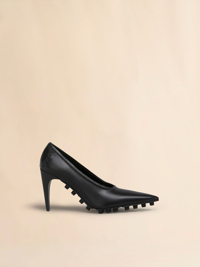 Décolleté Spike in nappa nera - Décolleté - Image 1