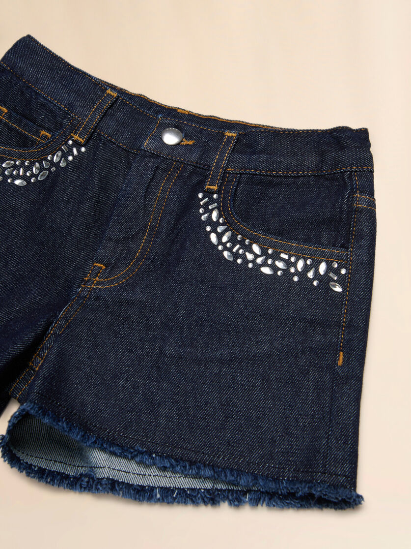 Shorts en denim oscuro con pedrería - Pantalones - Image 3