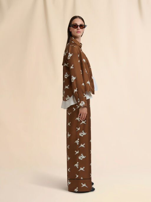 Hose aus braunem Seiden-Twill mit Rabenprint - Hosen