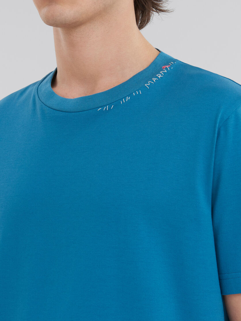 ブルー バック フラワープリント コットン製Tシャツ - Tシャツ - Image 4