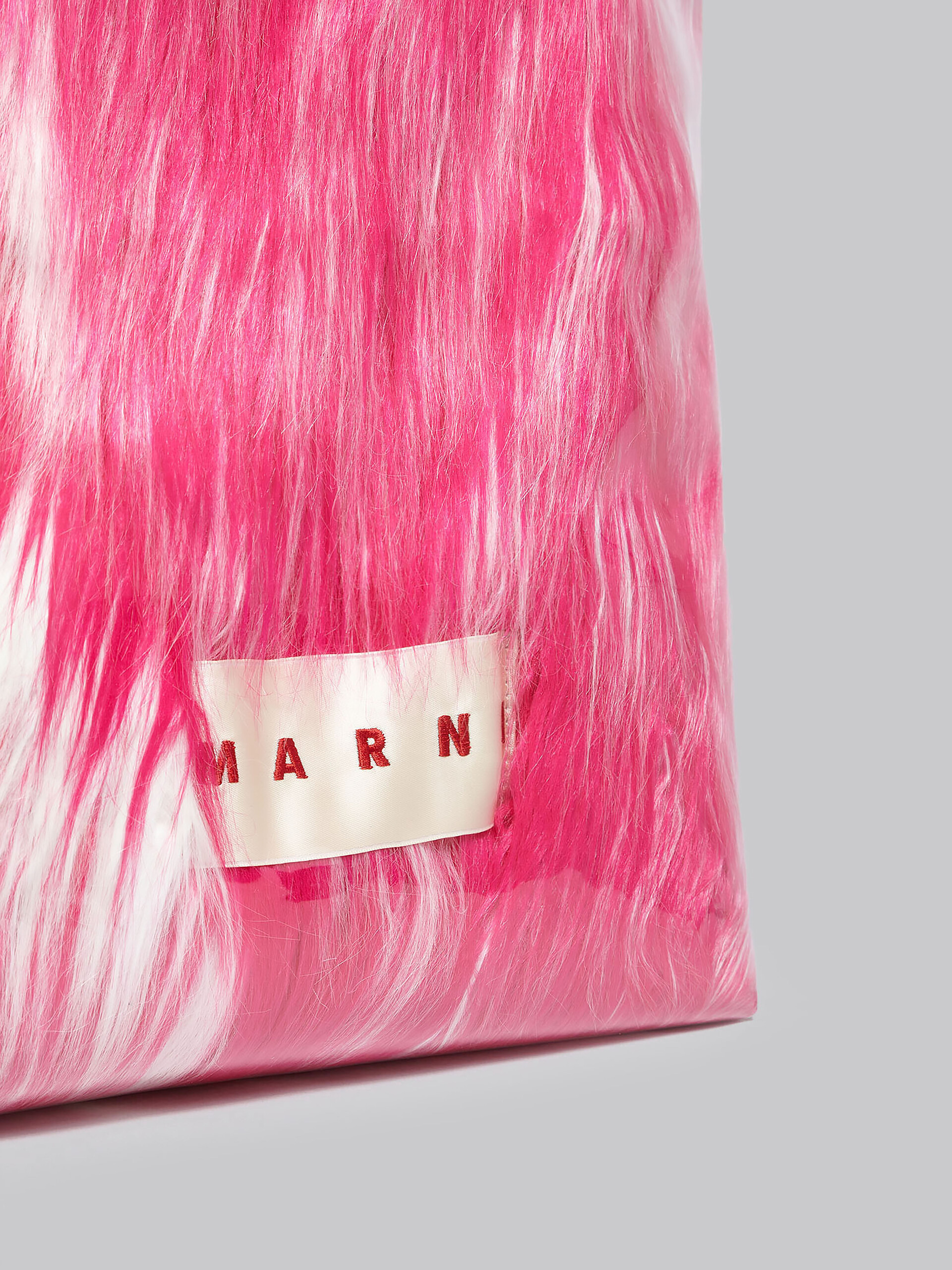Beschichtete, pinkfarbene Tote Bag aus Kunstfell - Shopper - Image 5