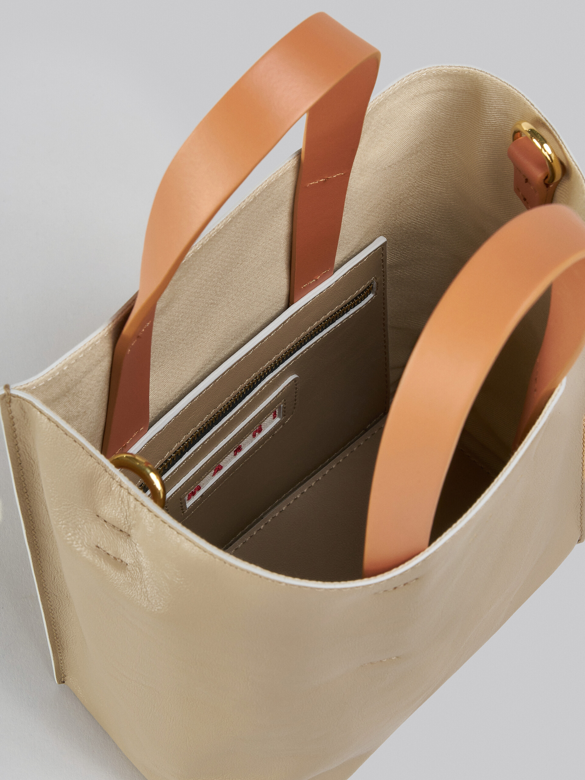 Mini-Tasche Museo Soft aus Leder in Grau, Schwarz und Rot - Shopper - Image 4