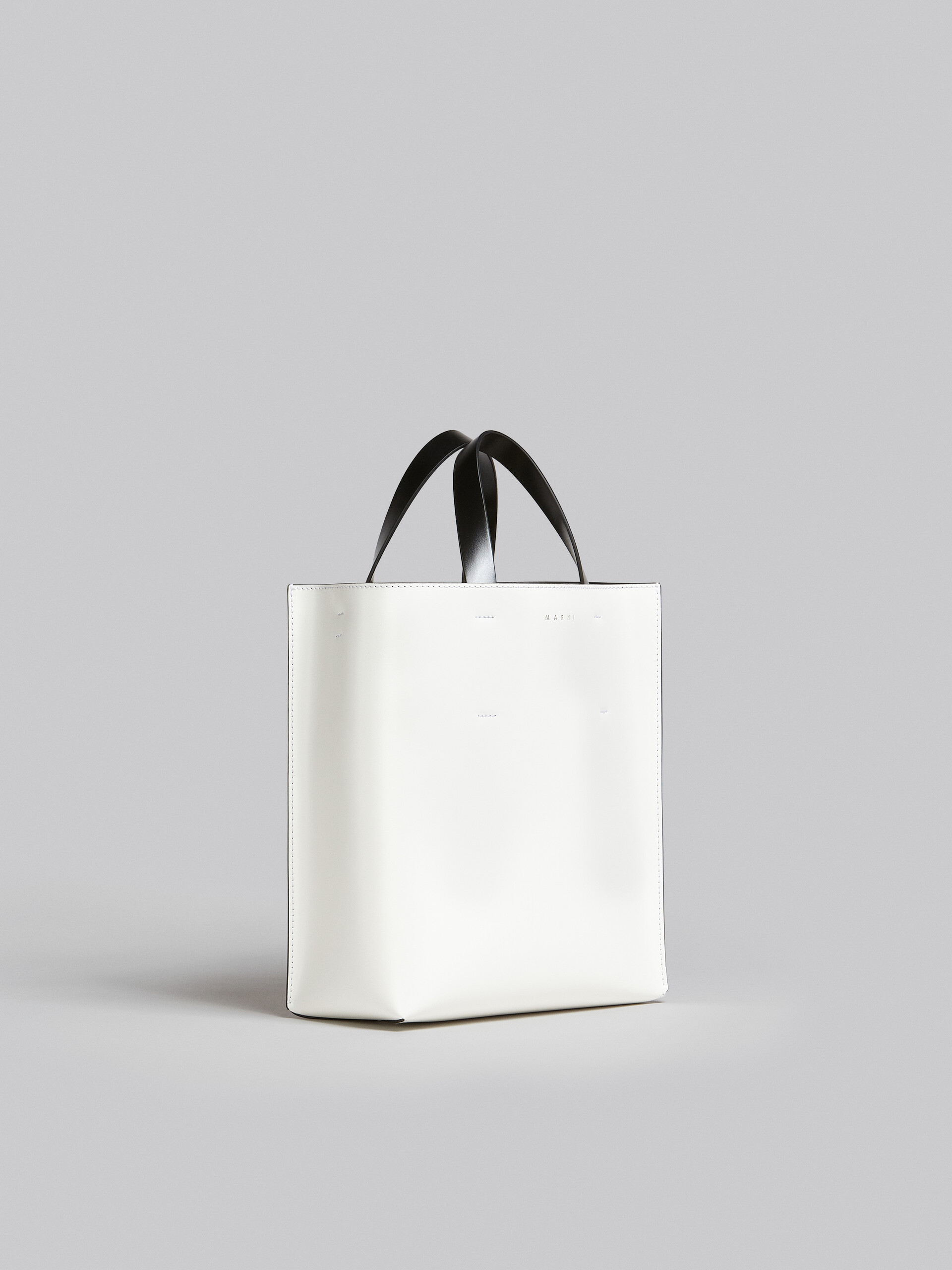 Museo Soft Bag Piccola in pelle bianca e rosa - Borse shopping - Image 6