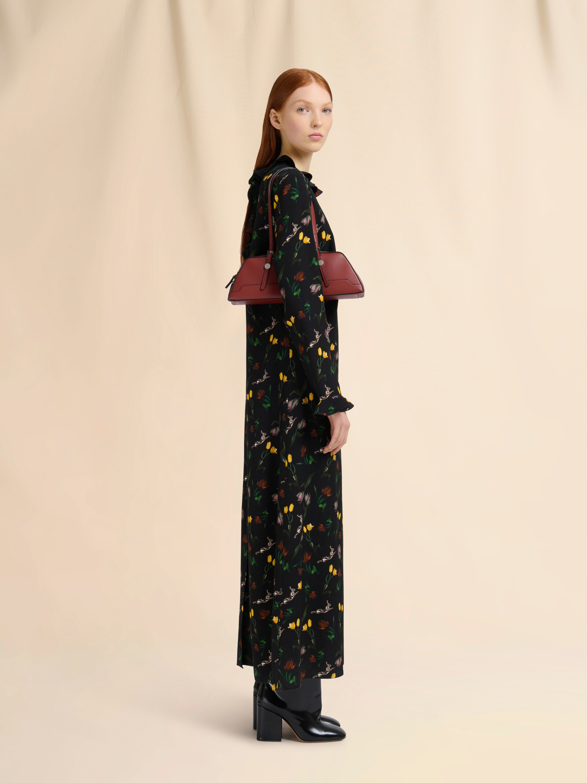 Maxikleid aus schwarzem Envers-Satin mit Tulpen- und Hasenprint - Kleider - Image 6