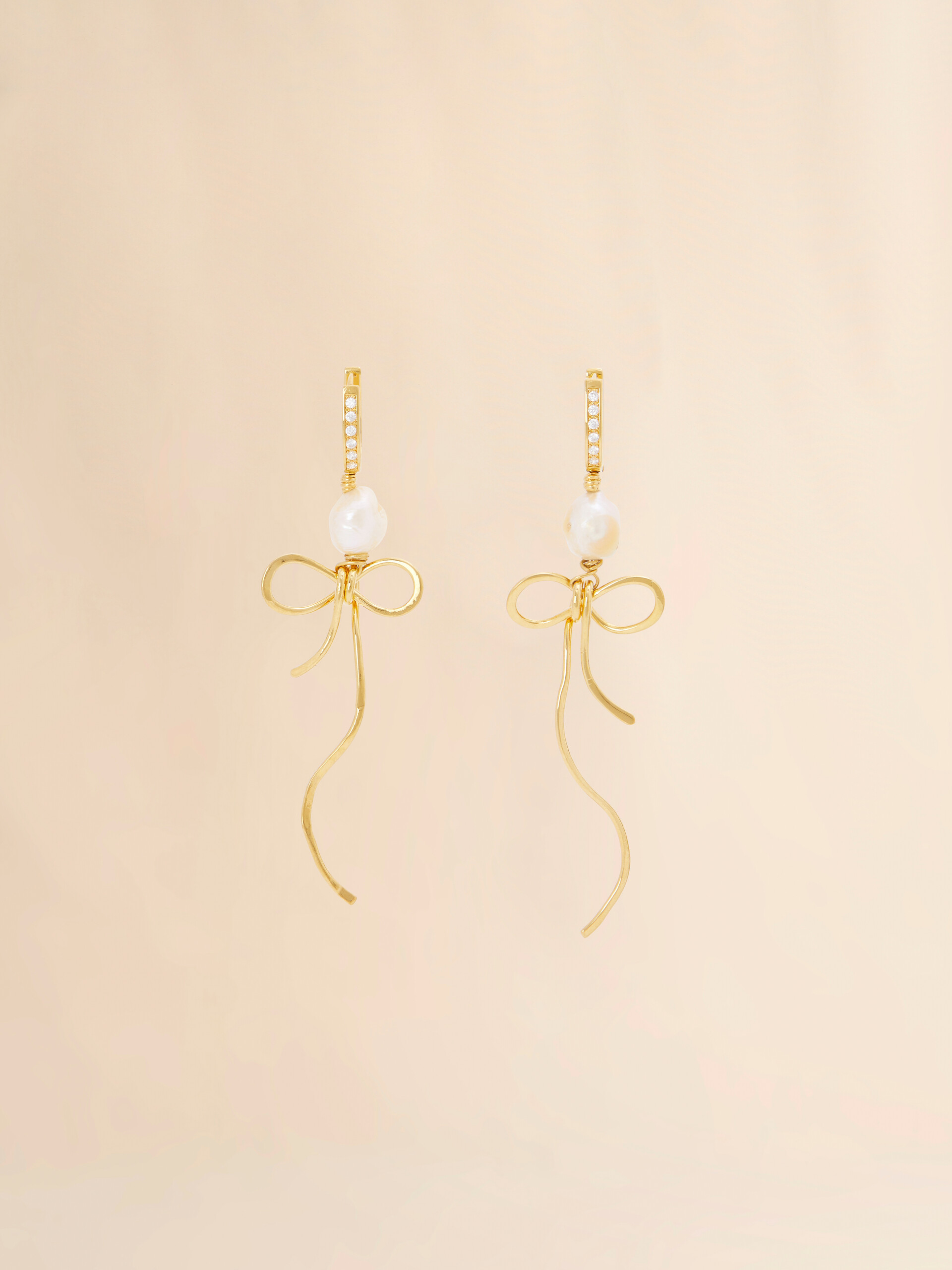 Goldfarbene Bow-Tropfenohrringe mit Perlen - Ohrringe - Image 1