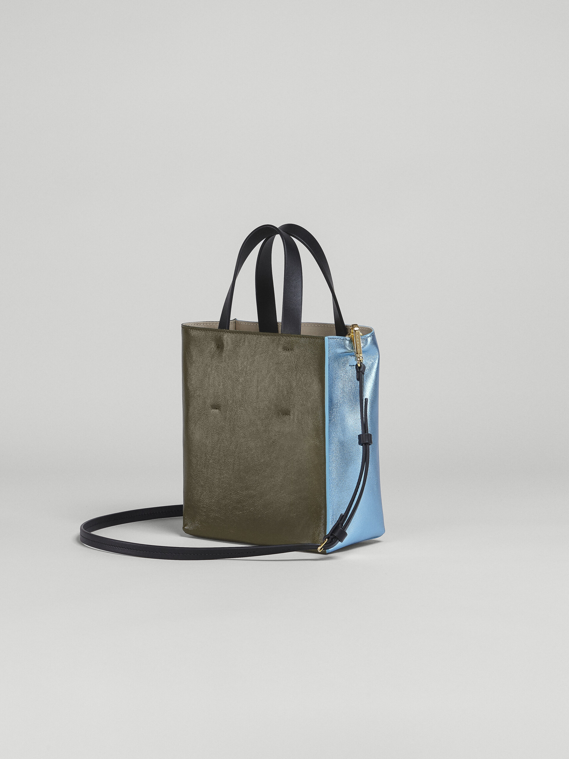 MUSEO Tasche aus blassblaugrünem und schwarzem Metallic-Leder - Shopper - Image 2