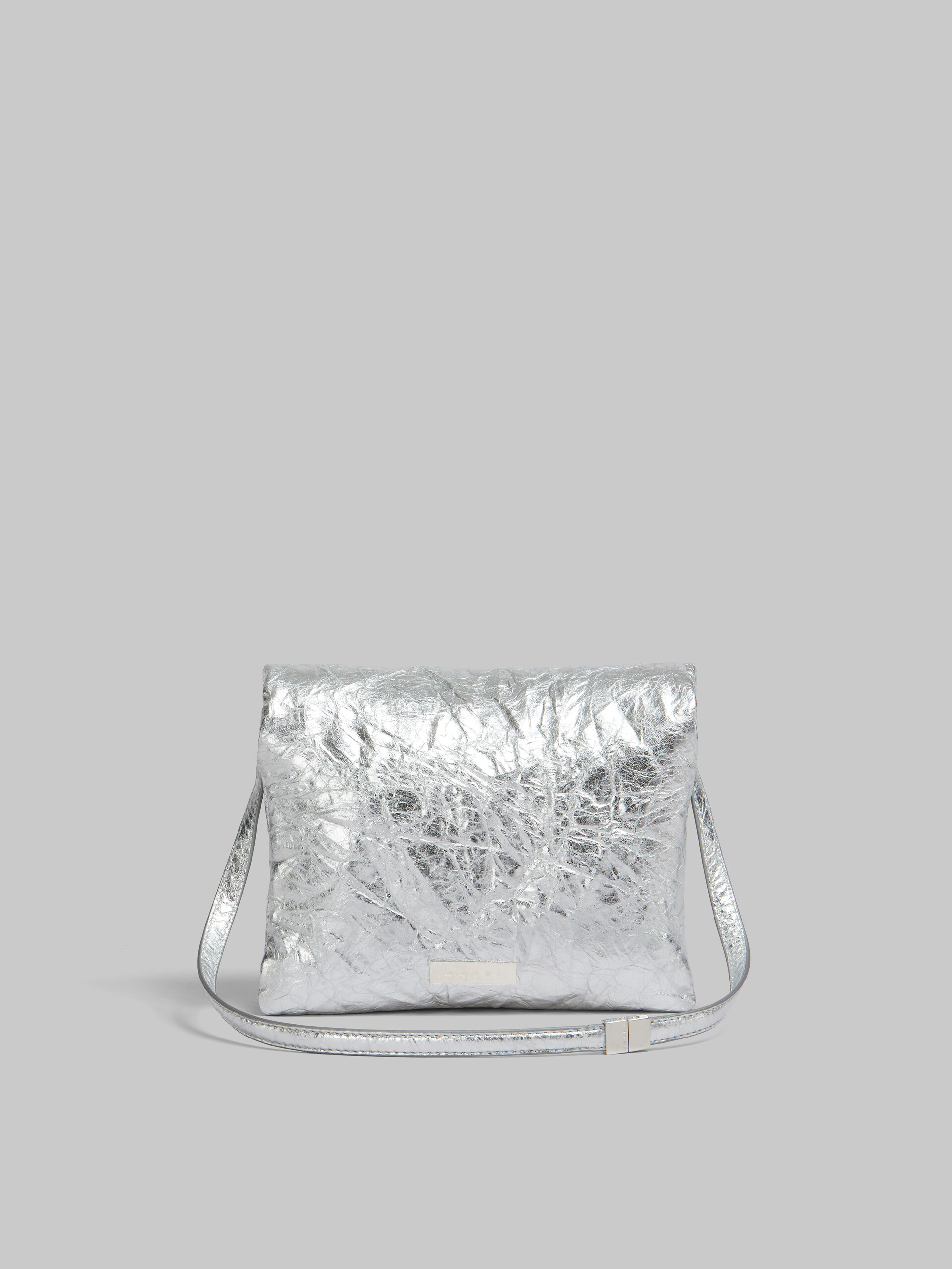 Mini-Pochette Prisma aus Leder in Silber - Beutel - Image 3