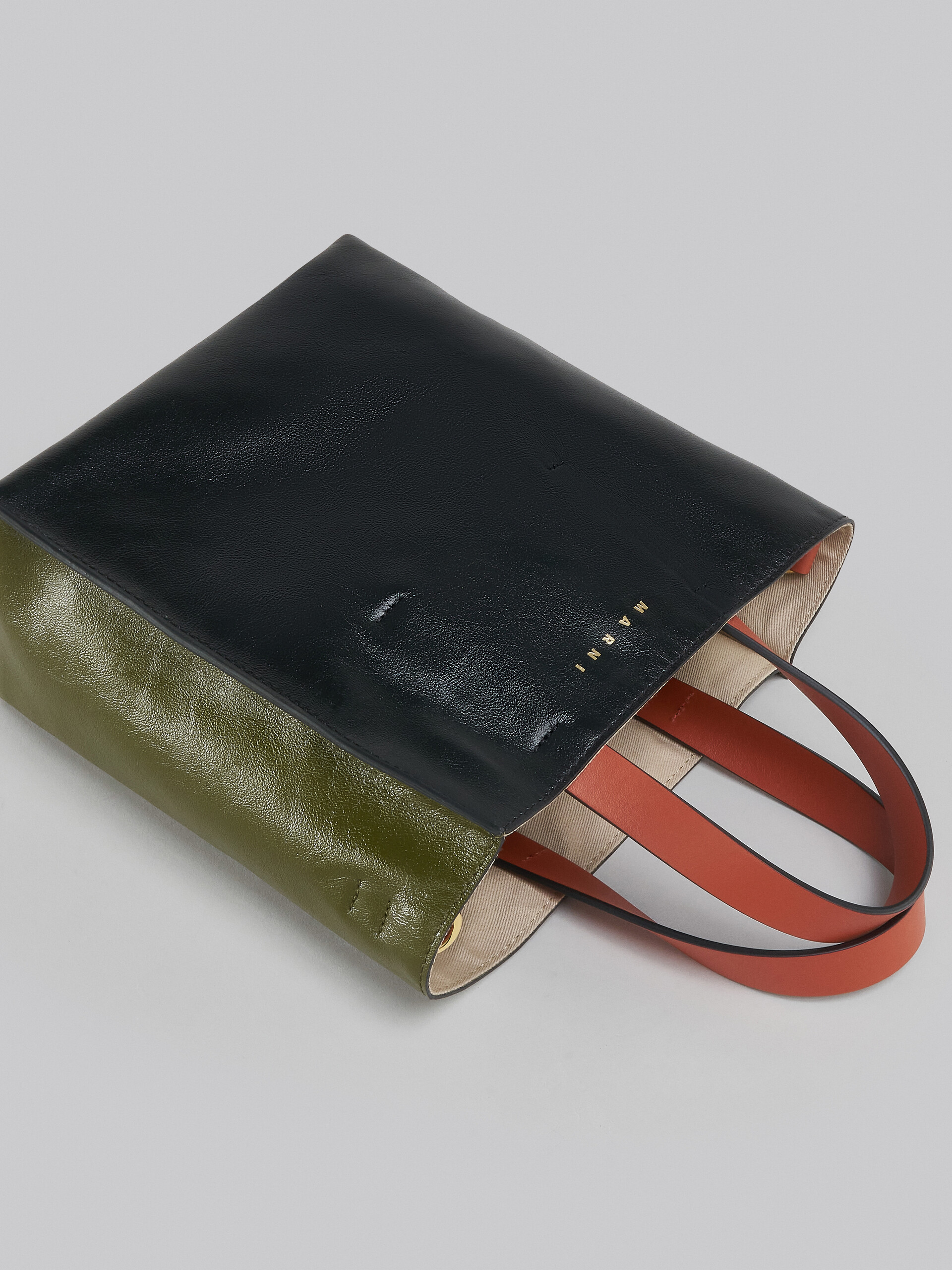 Mini-Tasche Museo Soft aus Leder in Grau, Schwarz und Rot - Shopper - Image 5