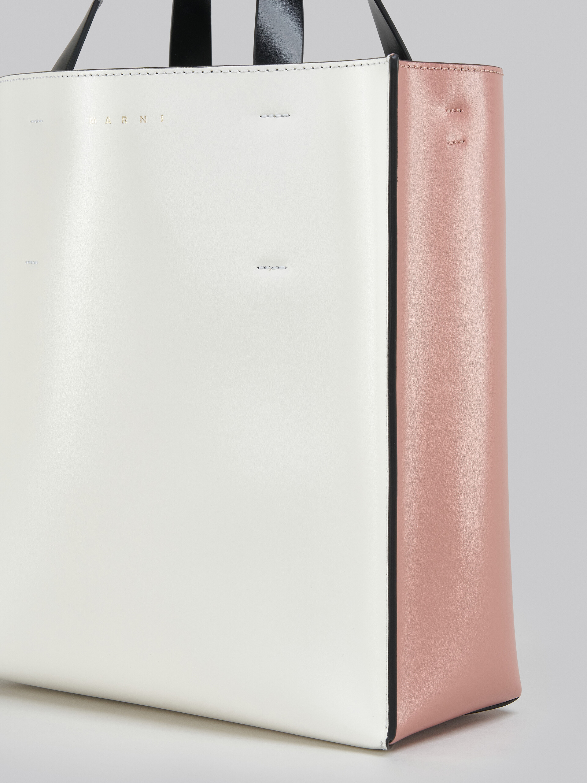 Museo Soft Bag Piccola in pelle bianca e rosa - Borse shopping - Image 5