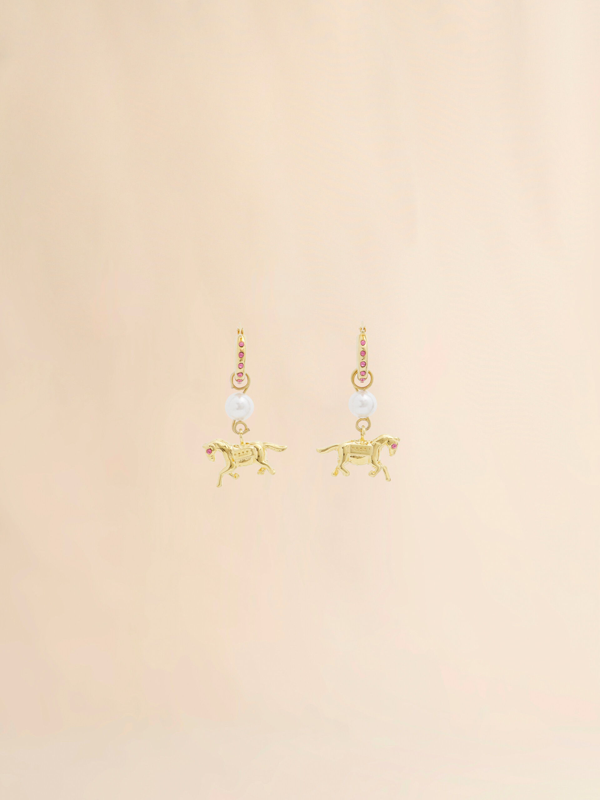 Boucles d'oreilles dorées avec breloque cheval - Boucles d’oreilles - Image 3