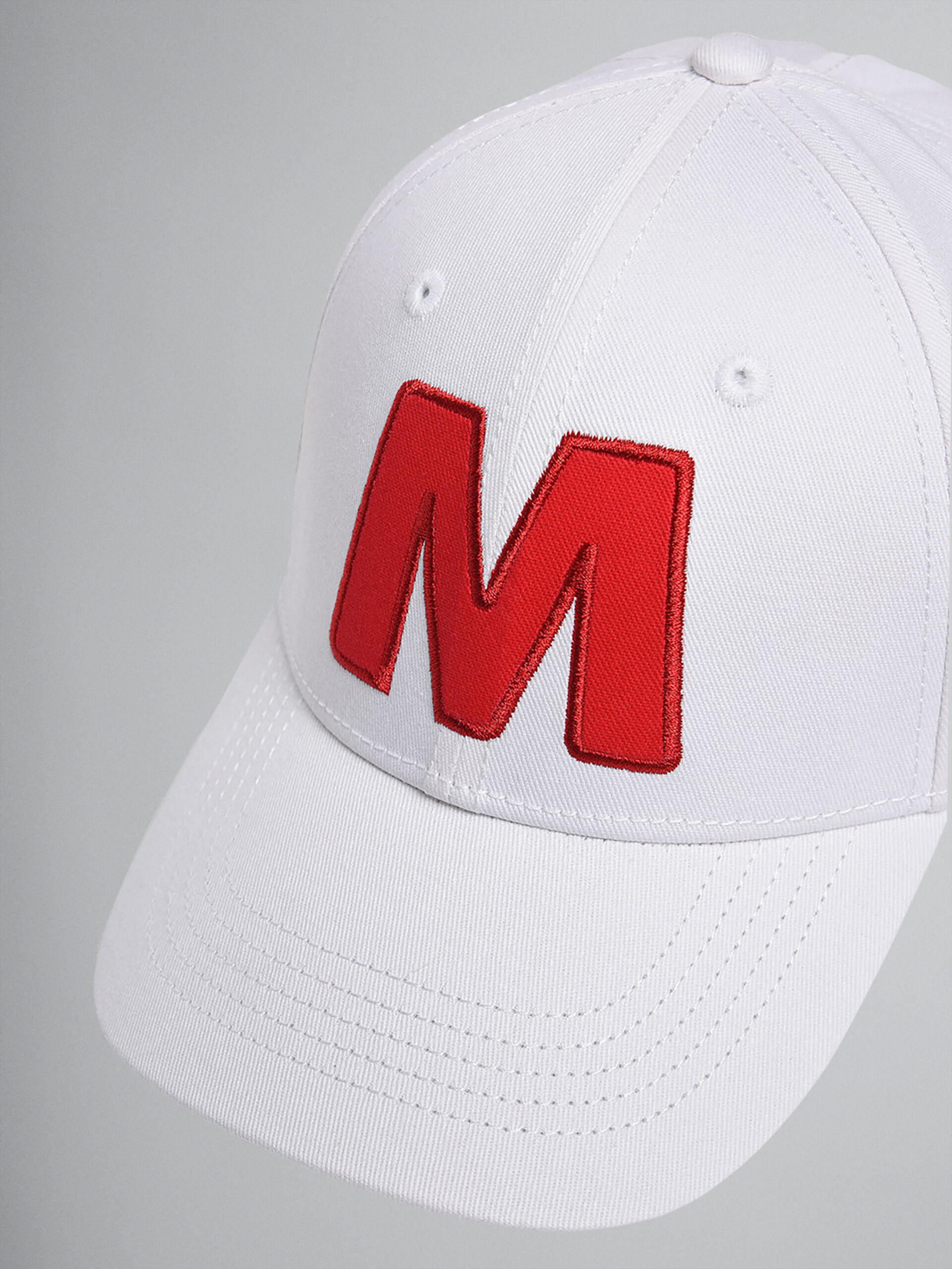 Cappello da baseball "M" in cotone bianco - Cappello - Image 3