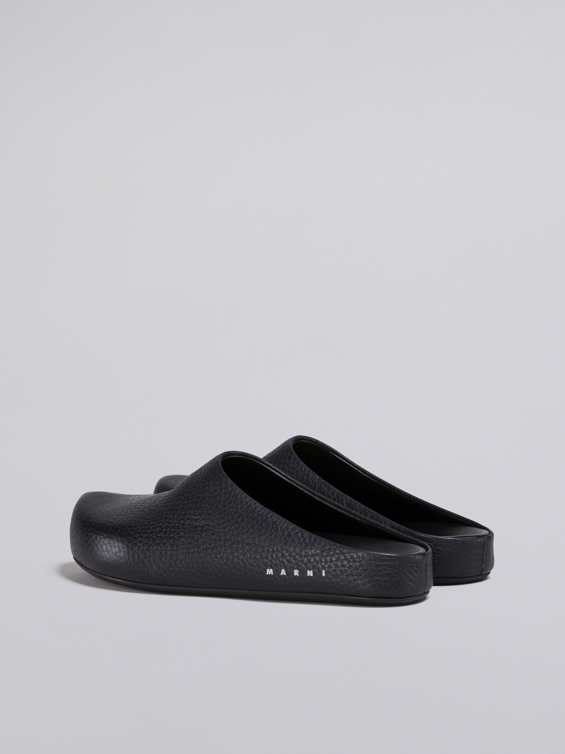 Unisex-Sandale aus schwarzem genarbtem Kalbsleder - Holzschuhe - Image 3