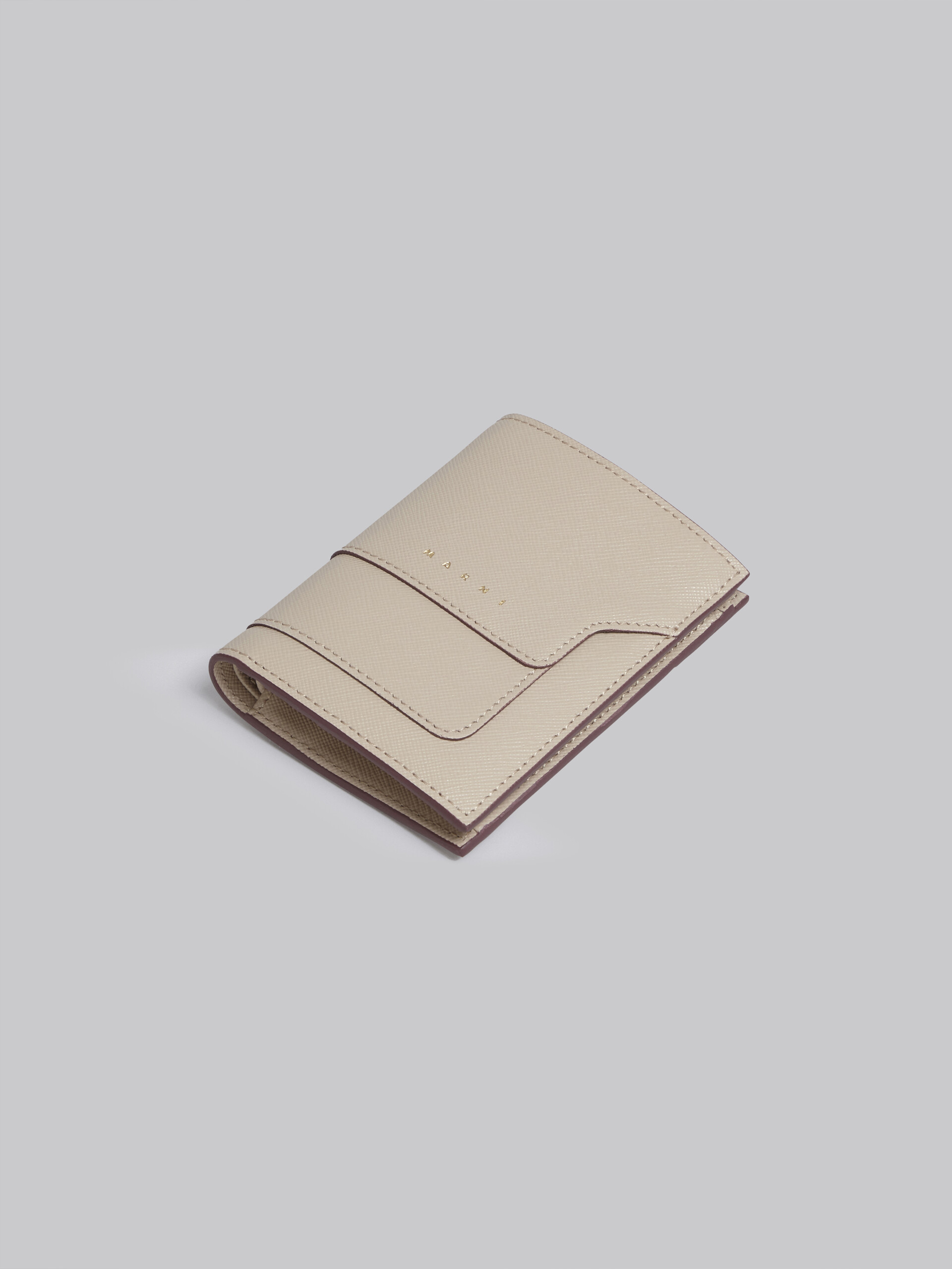 Portefeuille à deux rabats en cuir saffiano beige - Portefeuilles - Image 5