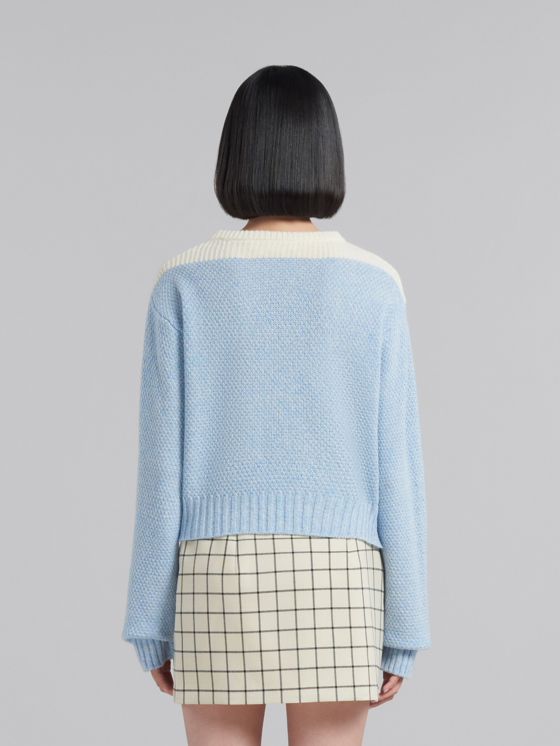 대비를 이루는 네크라인이 돋보이는 라이트 블루 박시 울 점퍼 - 풀오버 - Image 3