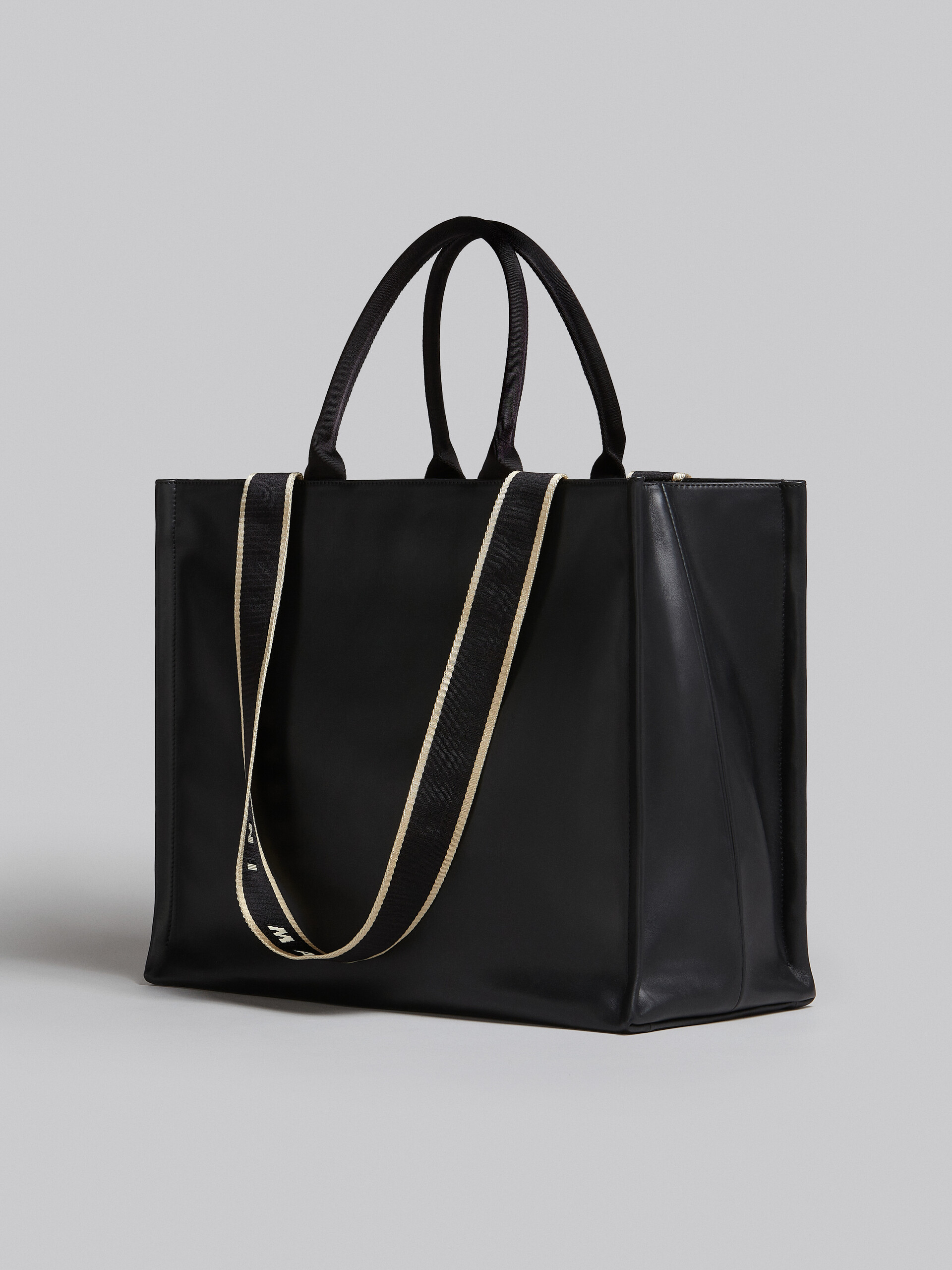Bey Tote Bag in black leather - Shopping Bags - Image 2