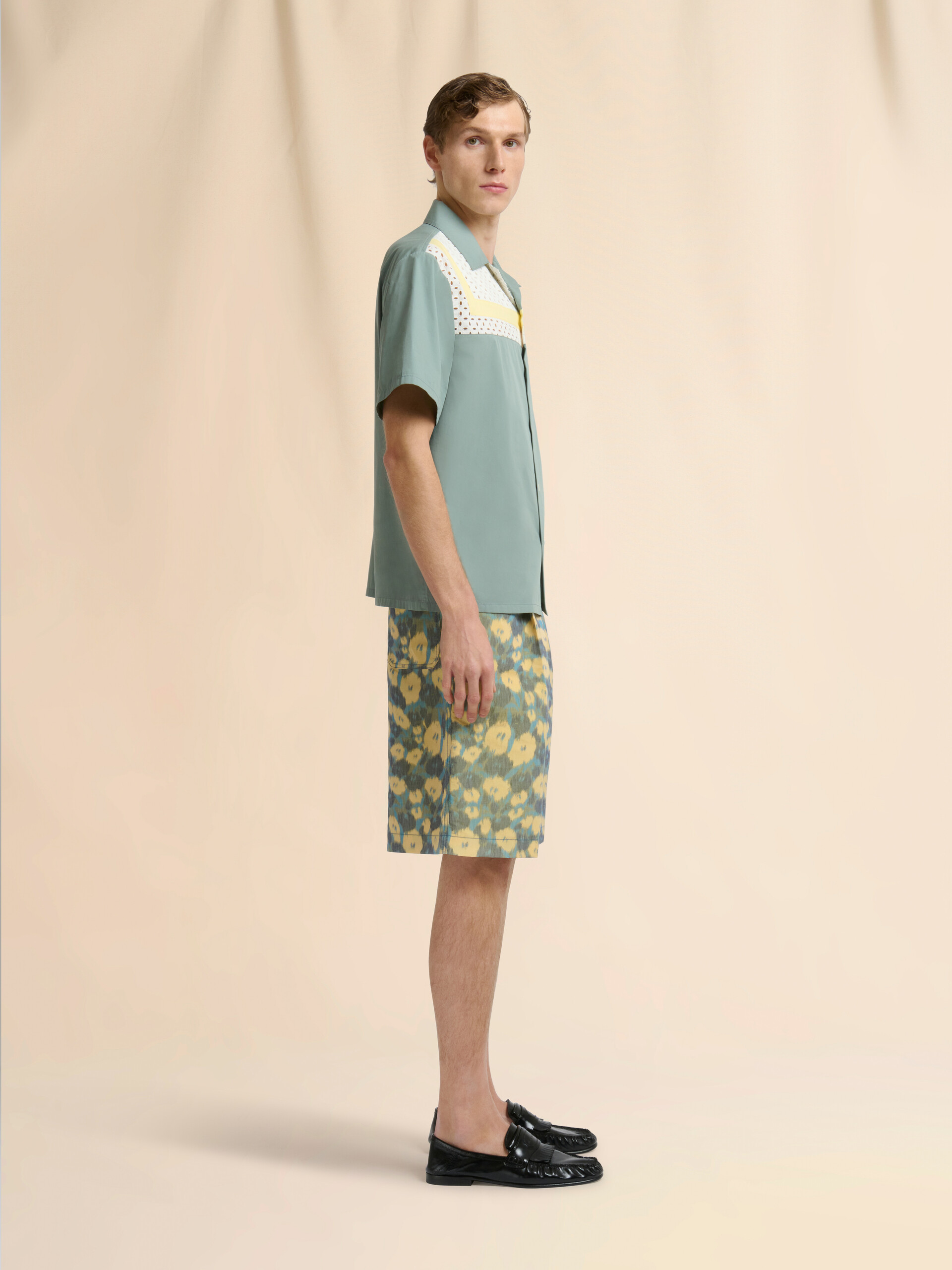 Green linen blend shorts with blurry floral print - Pants - Image 5