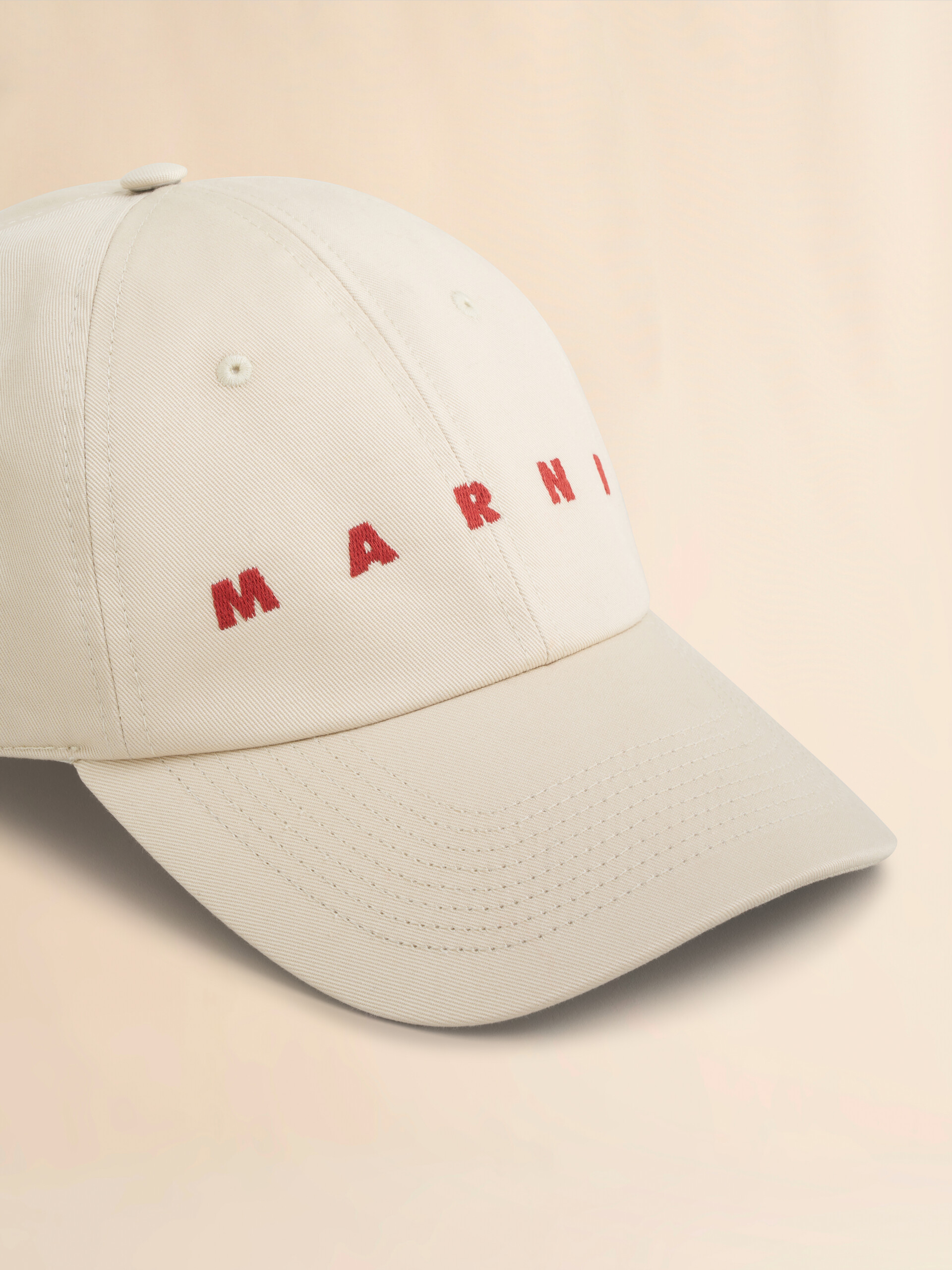 Schwarze Schirmmütze aus Bio-Gabardine mit Logo-Stickerei - Hüte - Image 3