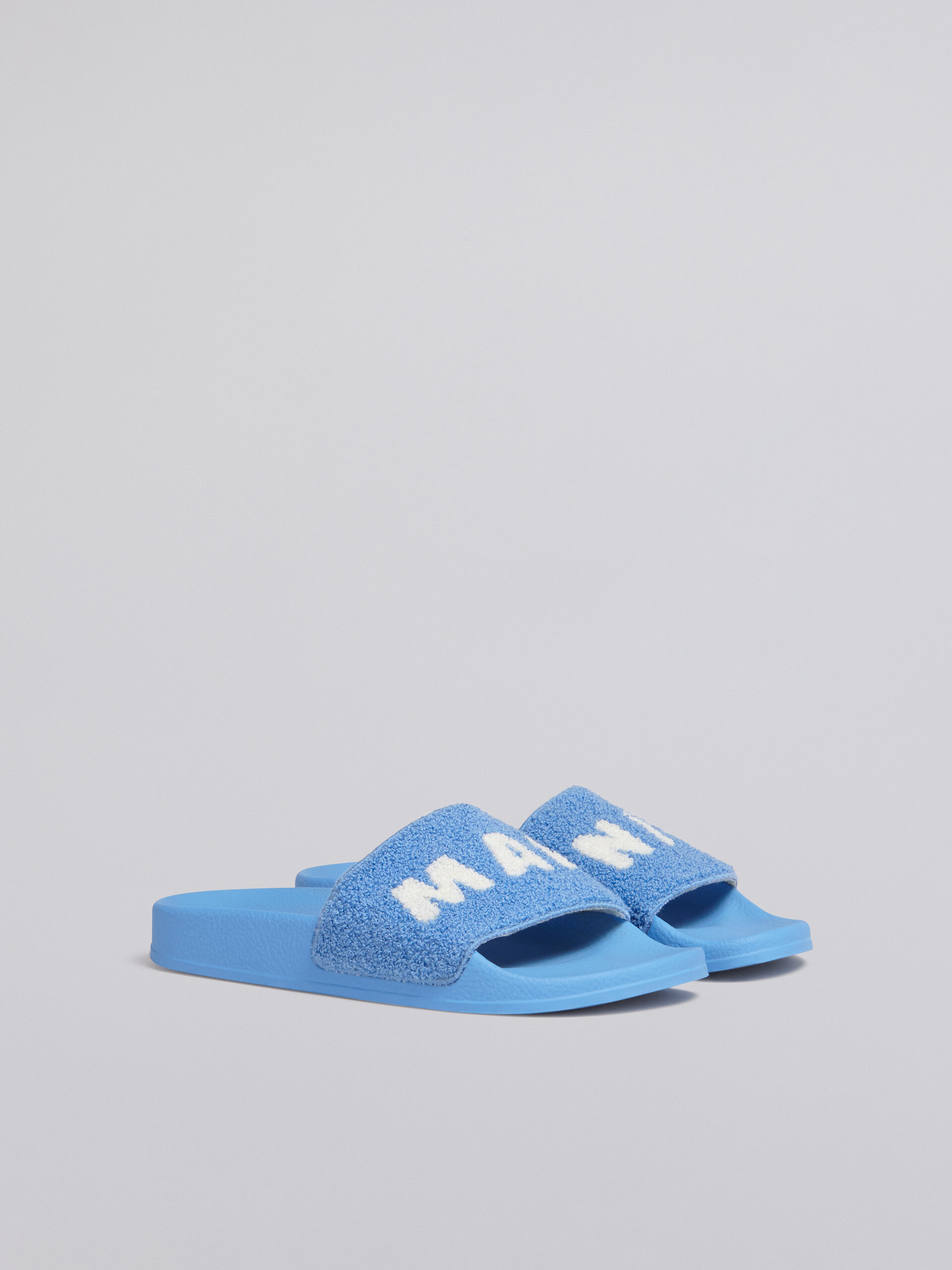Gummisandale mit Schaft aus blauem und weißem Frotteeband - Sandalen - Image 2