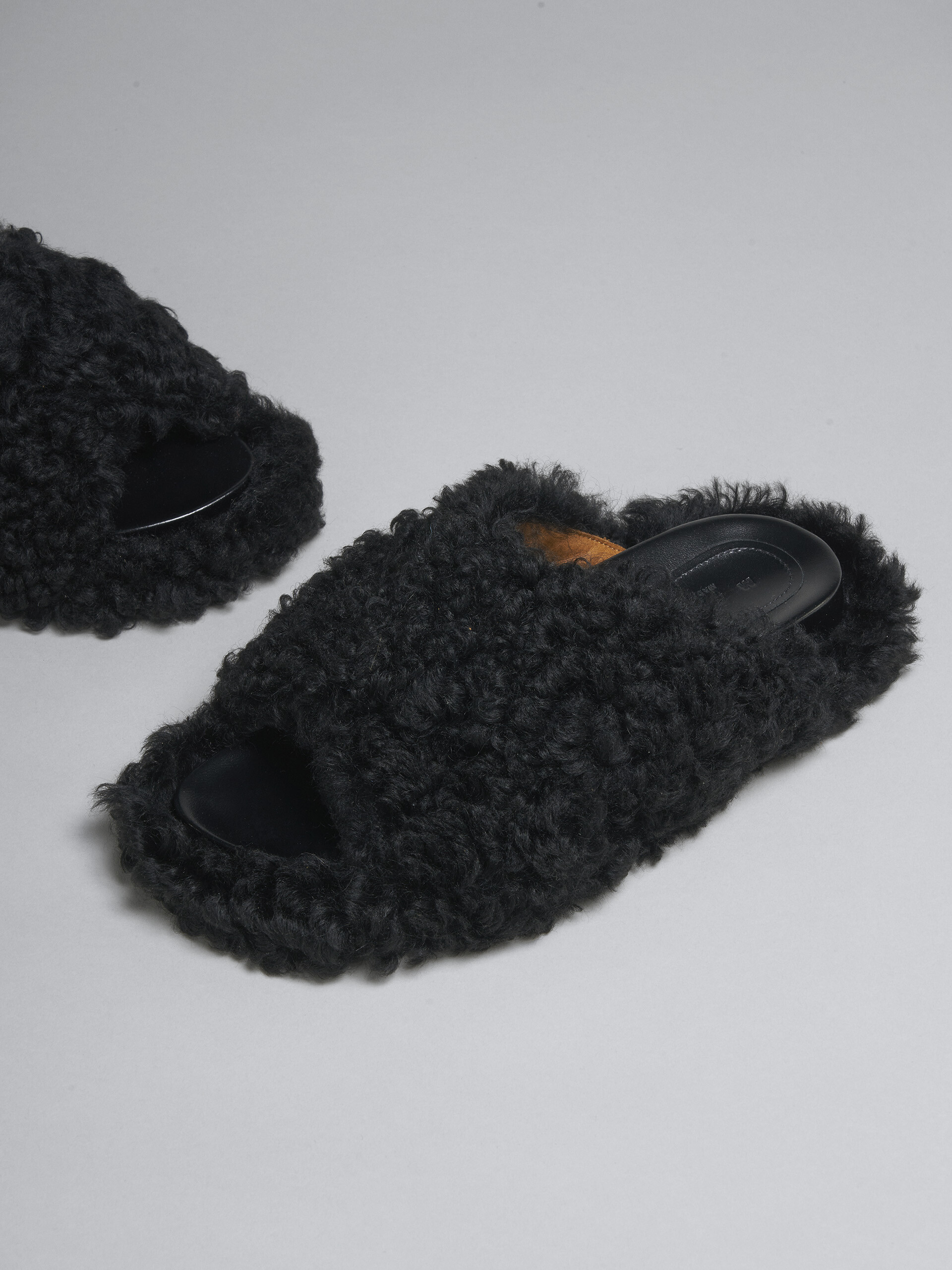Black shearling fussbett - Sandals - Image 5